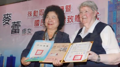 來臺作育英才44年英籍修女獲頒身份證(視頻)