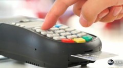 想持百张伪信用卡血拼3华人闯关露馅(图)