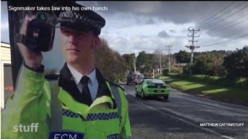 紐西蘭男子做個塑料假警察 放在路邊後...