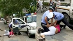 警察絆摔抱娃女子完整視頻網路瘋傳