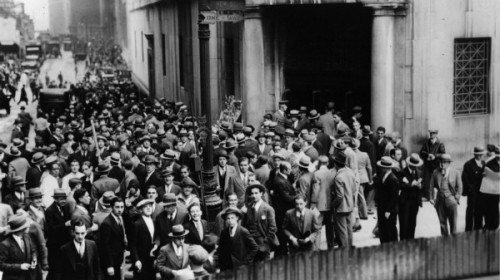 引发1929年大萧条的纽约股市大崩盘后聚集在华尔街上的大批民众