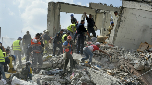 墨西哥中部发生7.1强震，救难人员在断垣残壁中找寻生还者。（图片来源：Gettyimages） 