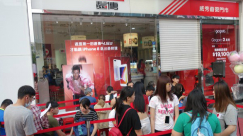 台湾远传电信门市推出现场抽奖与赠礼，果粉一早就来门市前排队。 