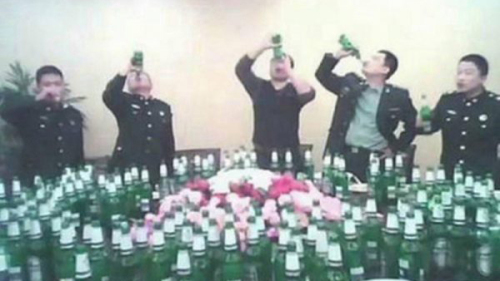 中共軍隊酗酒成風，屢禁不絕。
