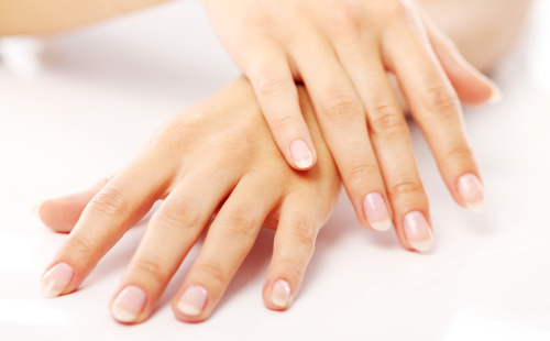 健康的人指甲光潔平滑，如果指甲上有豎紋、白點要注意健康隱患。