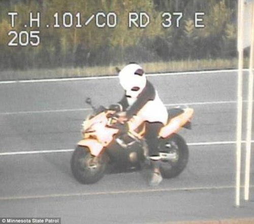 美國司機報警：熊貓騎摩托飛奔雙手脫把