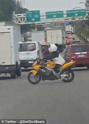 高速惊现“熊猫”骑摩托飞奔双手脱把