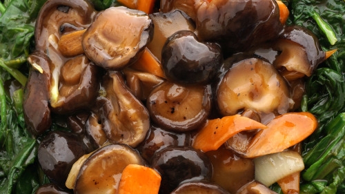 香菇能降胆固醇，可防止脂质在动脉壁沉积，香菇素还有降压作用。