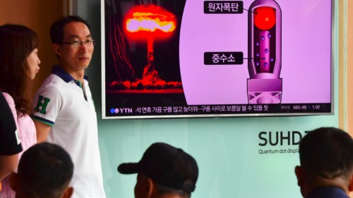 2016年9月9日，首爾的一個火車站，人民在看關於朝鮮最新核試驗的電視新聞報導。