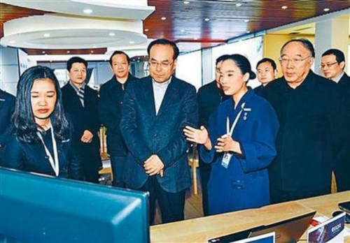 2016年2月23日，时任重庆市委书记孙政才视察亿赞普，法人代表黄苏支陪同解说。