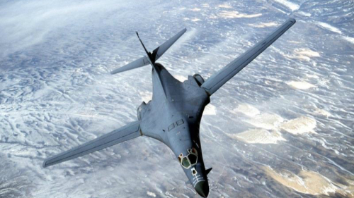美國空軍B-1B轟炸機23日飛越朝鮮東岸外海的國際空域，五角大樓發言人表示，這是在展示美國的決心及明確訊息。(16:9) 