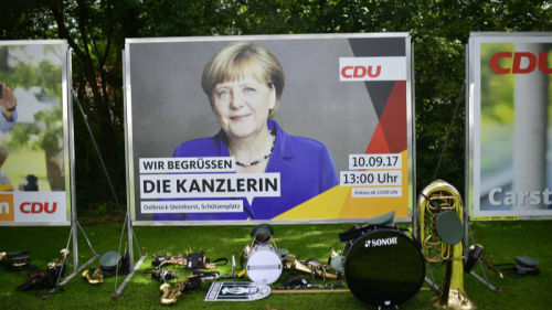 默克尔确定连任总理，完成了4连霸，许多德国人都很爽快地直接叫她“永远的总理”。(16:9)