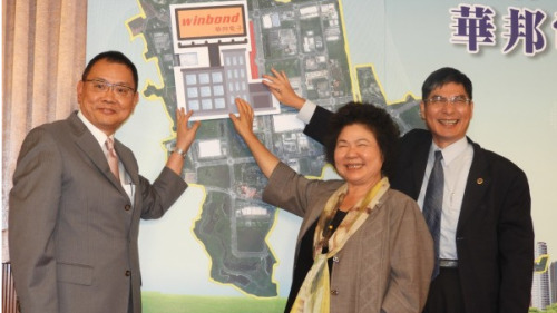 臺灣華邦電董事長焦佑鈞（左）9月25日宣布投資3,300億元台幣，在南科高雄園區興建廠。