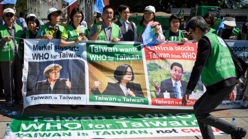 聲援台灣加入聯合國的民眾在聯合國大樓前展示橫額