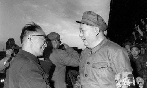 郭沫若（左）文革期间与毛泽东握手。（网络图片）