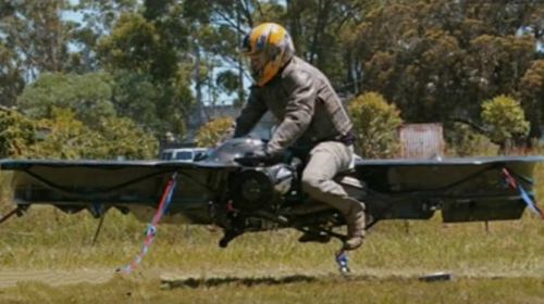 Chris Malloy和他以摩托車為靈感所發明的Hoverbike(16:9) 