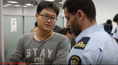 中國旅行團幫導遊帶煙遭海關集體扣押組圖/視頻