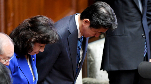 日本國會臨時會27日開議，首相安倍晉三隨即宣布解散國會，且表明不再舉行記者會。安倍在會上鞠躬致意。(16:9) 