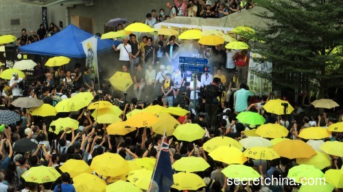 9月28日民間團體舉行集會回顧雨傘運動3周年，並以煙霧效果重演3年前警方向市民發射催淚彈的一幕