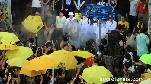 市民撑起黄色雨伞默站