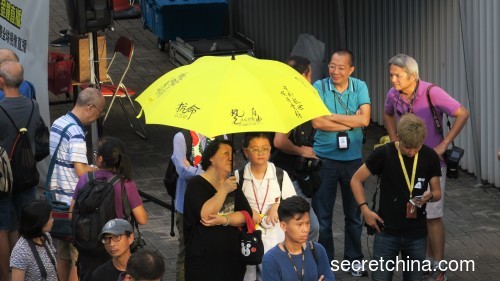 祖孫撐起黃色雨傘