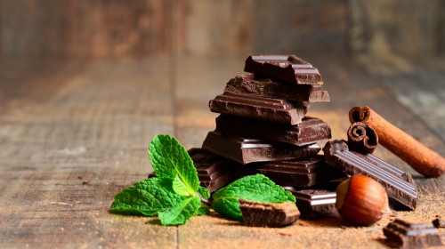 黑巧克力有多种抗氧化物，含有抗癌功效。