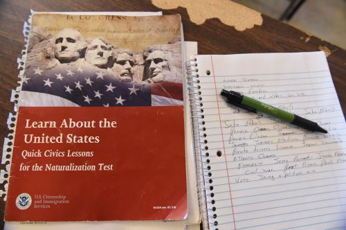 美国入籍考试 可否用中文参加？