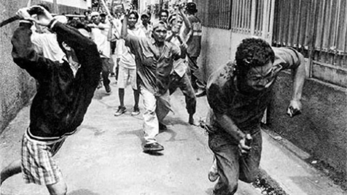 1965年9月30日，印尼發生了當地共產黨政變事件，使中國的「輸出革命」政策遭到一次慘重的挫敗