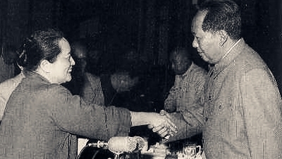宋慶齡與中共前黨魁毛澤東握手。