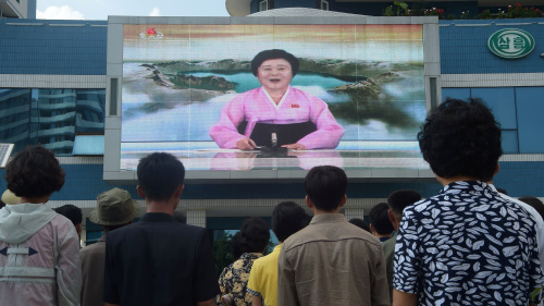 朝鲜民眾在平壤街头观看大屏幕，该国新闻宣布9月3日成功进行第六次核试验