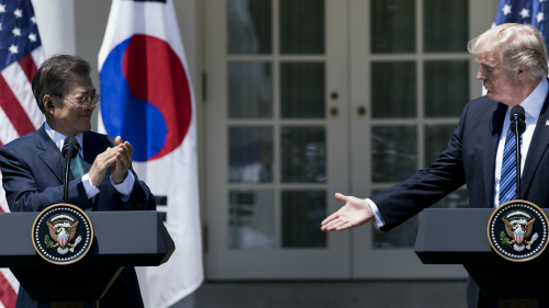 美国总统川普（右）与韩国总统文在寅（左） 