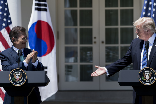 美國總統川普（右）與韓國總統文在寅（左） 