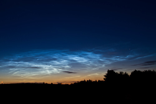 神秘夜間發光雲發出電弧似藍光