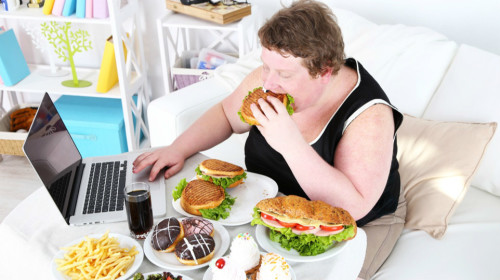 暴饮暴食损害胃肠道健康，造成体内自由基增加，易导致肝脏功能受损。