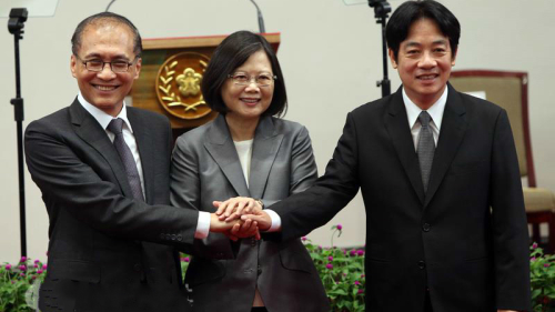 台湾总统蔡英文（中）9月5日举行记者会，宣布新任行政院长由赖清德（右）接任。 