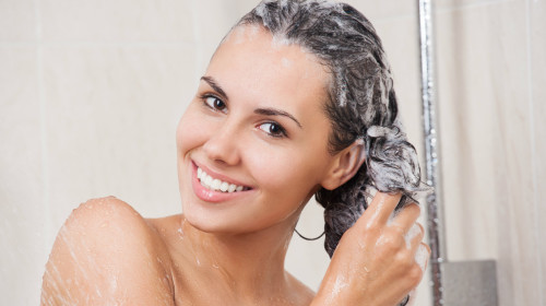 头发的清洁是发质健康的基础。