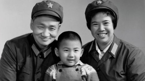 黃永勝的長子黃春光披露，毛澤東唯一的孫子毛新宇是通過人工授精所生。