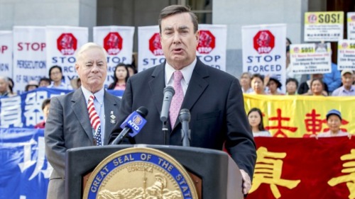 2017年，8月29日，加州共和党参议员乔尔·安德森参加法轮功在加州首府的集会并发言。