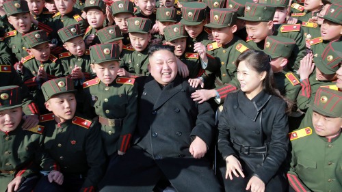 金正恩、妻子李雪主与朝鲜士兵合影。