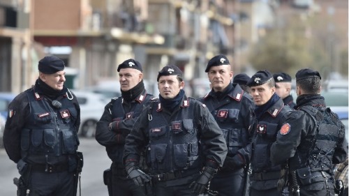 2017年11月28日，義大利警察巡邏隊在Spada宗族居住的羅馬海濱區Ostia巡邏。