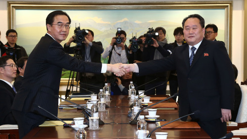 在朝鲜核武器计划引发紧张之际，朝鲜和韩国于周二（1月9日）举行了两年来首次官方会谈，同意举行军事对话，防止意外冲突。(图片来源：Getty Images)