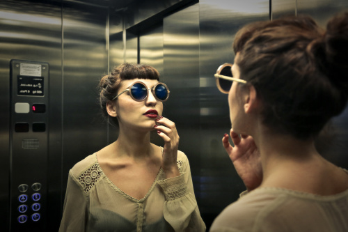 為什麼電梯裡要裝鏡子？80％的人都不知道！