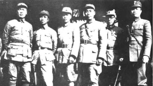 左起：陈毅、粟裕、傅秋涛、周恩来、朱克靖、叶挺在新四军云岭军部。
