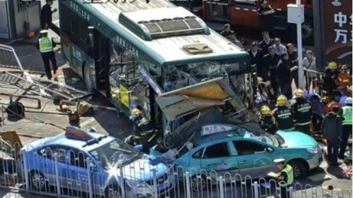 广州火车站惊传车祸巴士连撞4的士酿3死伤