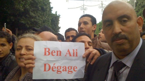 突尼斯民众手举标语“本·阿里必须离开”