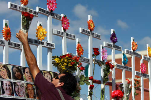 2012年8月25日，一名墨西哥男子悼念一年前在因毒贩子火拼而逝去的亲人。