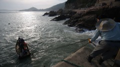 東海油污帶迅速擴散中國漁場竟照常打漁(圖)