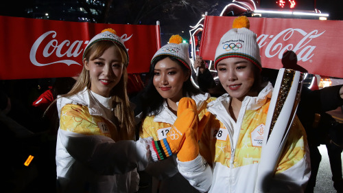 韓朝雙方17日達成協議，雙方於本次平昌冬奧會上共舉「朝鮮半島旗」入場。圖為冬奧會火炬傳遞活動。(16:9) 