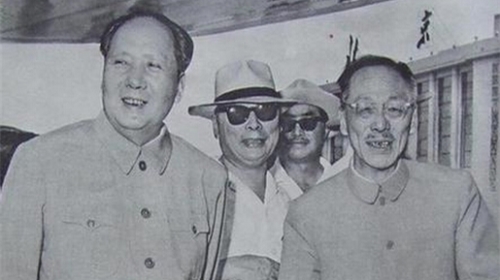 毛泽东与康生（右）。
