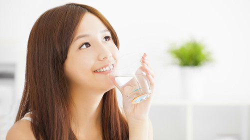 人体一旦缺水，新陈代谢也会变慢，不利养生。